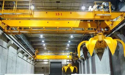 Grua amb cubell de clamshell